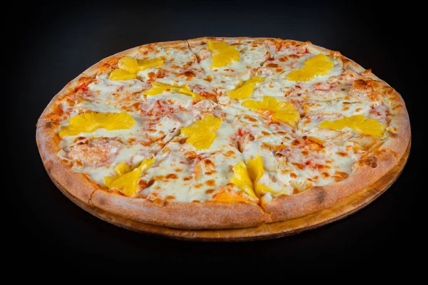 Closeup Pizza Havaiana Coberto Com Abacaxi Com Frango Queijo Mussarela — Fotografia de Stock