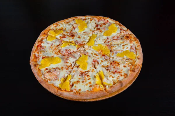 Hawaii Pizza Tetején Ananász Csirkével Mozzarella Sajt Egy Vastag Pite — Stock Fotó