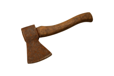 Beyaz arka planda izole edilmiş aşınmış ahşap saplı paslı eski bir balta.