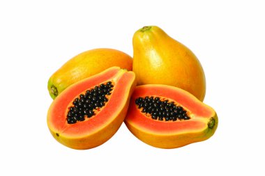 Taze olgun papaya meyvesi kompozisyonu. Beyaz arka planda izole edilmiş taze turuncu et ve parlak siyah tohumlarla tüm papayaları ve dilimlenmiş yarımları içeriyor. Sağlıklı için tropikal meyve kavramı
