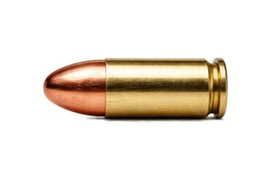 Tek mermi kovanı beyaz arka planda izole edilmiş, metalik mühimmat mermisi pürüzsüz yüzey ve ayrıntılı halka, asgari askeri ve güvenlik kavramı