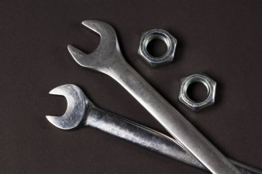 Siyah arka planda iki fındık ve fındık.