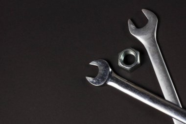 Siyah arkaplanda açıcılar ve vida-ceviz