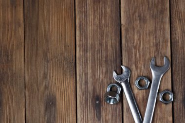 Tahta arka planda yayıcılar ve vida-cevizler