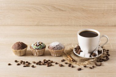 Kek ve arka planda bir fincan kahve.