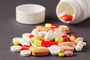 Gri arka planda haplar, vitaminler, kapsüller