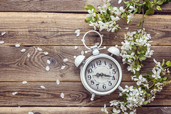 木製の背景にアップルの花と白いヴィンテージ目覚まし時計 — ストック写真