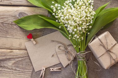 Lily vadi ahşap arkadaki buket boş kartı