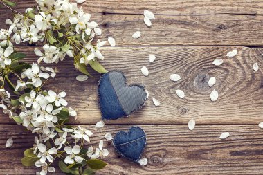 Ahşap backgro üzerinde apple ve denim kalp şeklinin çiçekleri şube