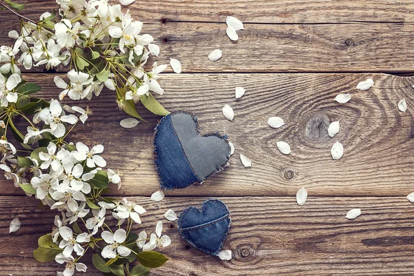 나무 backgro에 애플과 데님 심장 모양의 꽃 지점 — 스톡 사진