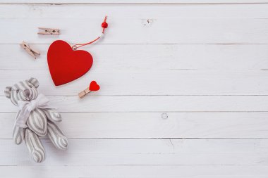 Küçük bir oyuncak ayı, kalp, beyaz boyalı wo üzerinde clothespins dönüştürün