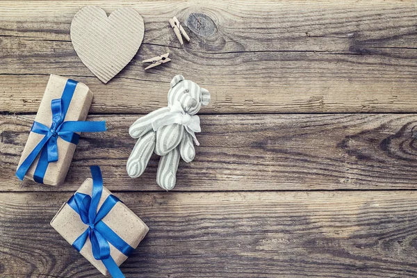 Sfondo con orsacchiotti, scatole regalo e forma di cuore su vecchio wo — Foto Stock