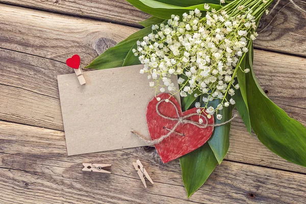 Blanco kaart met boeket van lelietje-van-dalen op de houten rug — Stockfoto