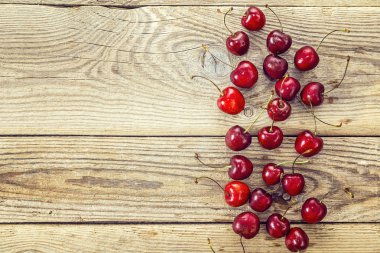 Arka plan eski ahşap kurullarında Olgun Kiraz ile.