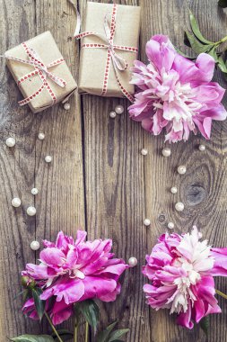 Mor peonies hediye kutuları ve eski ahşap kurullarında inci ile. 