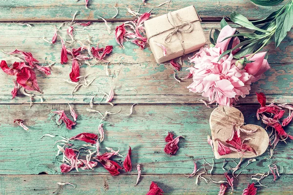 핑크 작 약, 모란 꽃잎, 선물 상자와는 woode 배경 — 스톡 사진