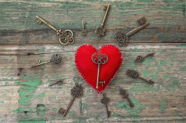 Kırmızı kalp ve antika ahşap boyalı eski tuşlarında artalanla