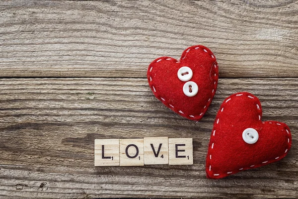 Tło z czerwony miłość serca i napis na starych tablicach. — Zdjęcie stockowe