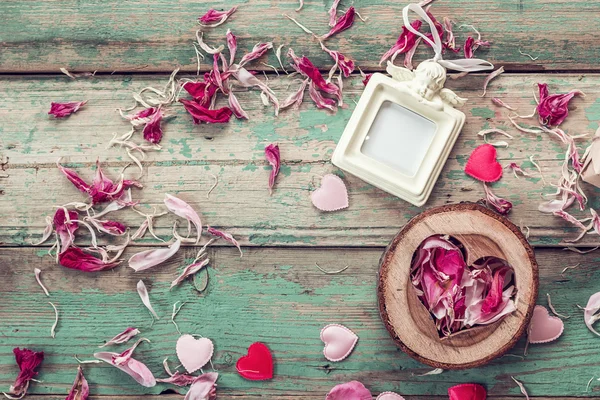 Achtergrond met roze pioen, bloemblaadjes en een frame met een engel op th — Stockfoto