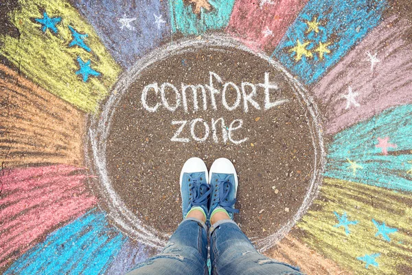 Concept de zone confort. Pieds debout dans la zone de confort cercle . — Photo