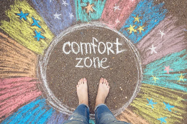 Concepto zona de confort. Pies de pie dentro de la zona de confort círculo . —  Fotos de Stock