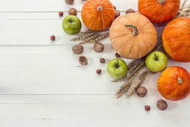 Arka plan pumpkins, fındık, elma ve buğday bir wh üzerinde kulakları ile
