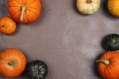 Kahverengi arka planda bal kabakları ve metin için boşluk. Yukarıdan görüntüle.