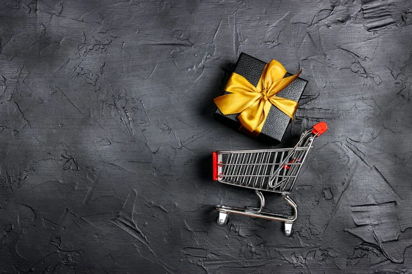 Shopping Vagn Och Presentförpackning Med Guldband Svart Bakgrund Semestershopping Och — Stockfoto