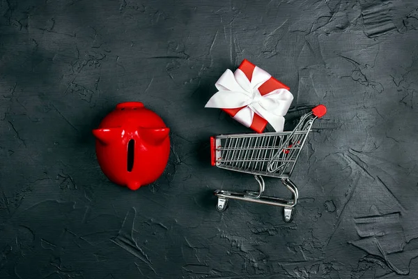 Shopping Vagn Med Röd Presentförpackning Och Spargris Svart Bakgrund Semester — Stockfoto