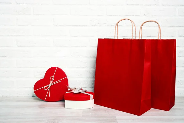 Sacos Compras Papel Vermelho Com Caixas Presente Forma Coração Uma — Fotografia de Stock
