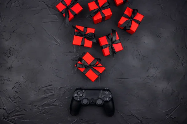 Joystick Игровой Контроллер Красными Подарочными Коробками Черном Фоне Праздничная Распродажа — стоковое фото