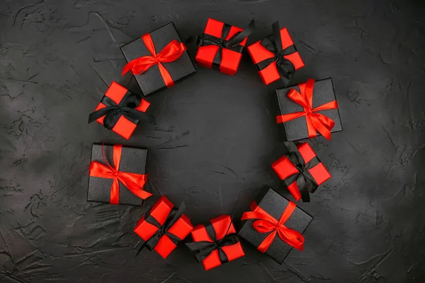 Круглая Рамка Черных Красных Подарочных Коробок Красными Черными Лентами Черном — стоковое фото