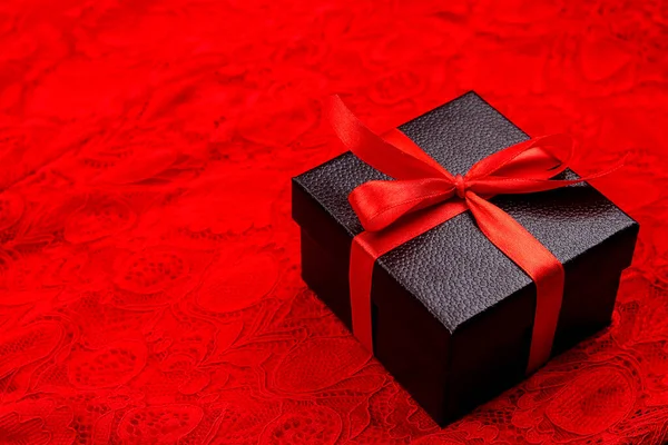黑色礼品盒 红色缎带 红色花边背景 假日或黑色星期五的概念 — 图库照片