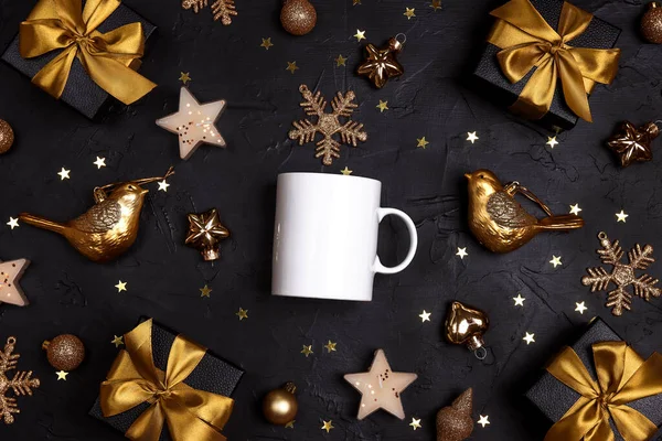 Tasse Café Blanche Avec Des Décorations Noël Sur Fond Noir — Photo