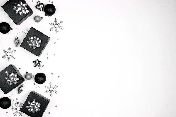 圣诞边界是由黑色和银色装饰在白色背景 复制空间 顶视图 平面层 — 图库照片