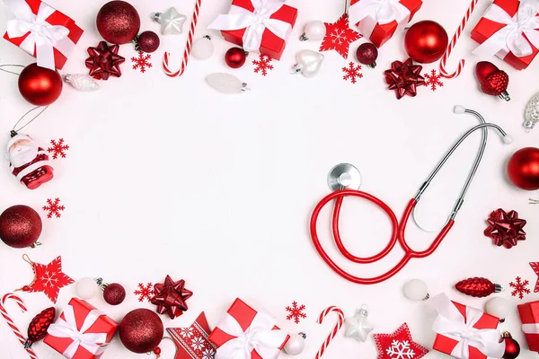 クリスマスの装飾と白い背景にテキストのためのスペースをコピーして赤い聴診器 クリスマス医療グリーティングカード — ストック写真