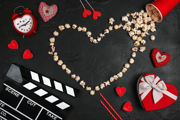 Plaster Filmowy Serce Popcornu Pudełko Prezentami Świece Inne Przedmioty Miłosne — Zdjęcie stockowe