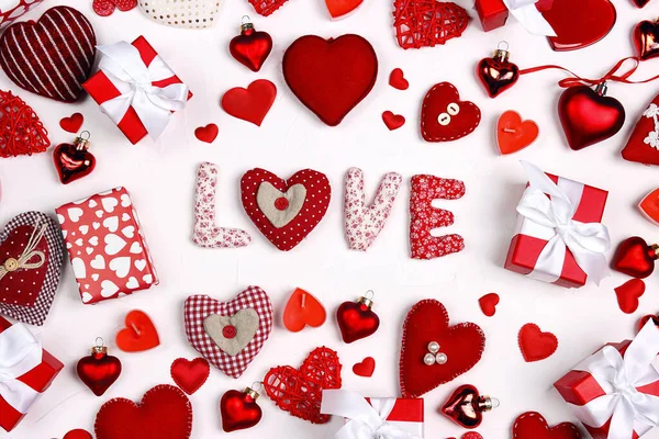 Walentynki Kompozycja Słowem Miłość Wiele Różnych Serc Prezentów Białym Tle — Zdjęcie stockowe