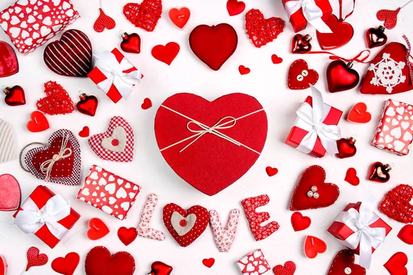 Valentýnská Kompozice Dary Slovem Láska Mnoho Různých Srdcí Bílém Pozadí — Stock fotografie