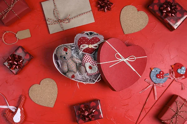 Piccolo Orso Giocattolo Carino Con Cuori Una Scatola Regalo Uno — Foto Stock