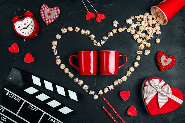 Dwa Czerwone Kubki Klapkę Filmową Serce Popcornu Pudełko Prezentów Świece — Zdjęcie stockowe