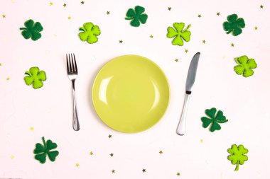 St. Patrick günü için sofra takımı ve beyaz masada uğurlu semboller. Sayı kopyala, üst görünüm.