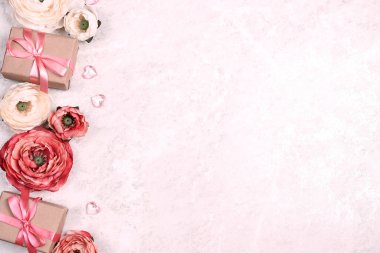 Şakayık çiçekleri, hediyeler ve açık mermerin üstündeki kalplerle şenlikli romantik bir arka plan. Metin için kopyalama alanı olan kenarlık aşağı kompozisyonu. Sevgililer Günü, Anneler Günü ya da 8 Mart tebrik kartı.