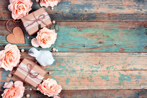 Feestelijke Achtergrond Met Rozenbloemen Geschenken Vogel Armoedige Houten Turquoise Planken — Stockfoto