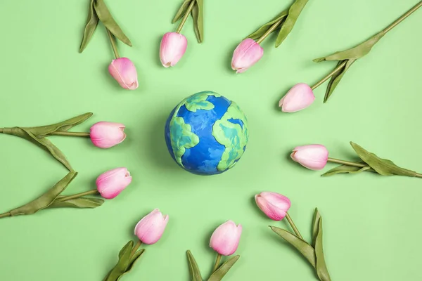 Planeet Aarde Omringd Door Roze Tulpen Een Groene Achtergrond Dag — Stockfoto