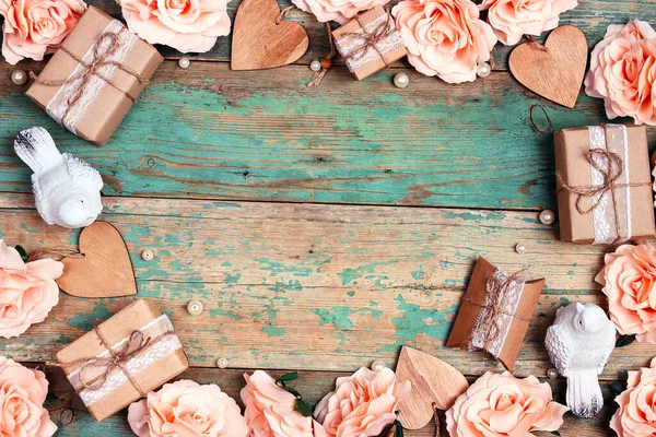 Feestelijke Achtergrond Met Rozenbloemen Geschenken Vogels Armoedige Houten Turquoise Planken — Stockfoto