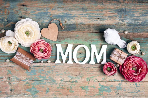 みすぼらしい木製のターコイズボード上の牡丹の花 贈り物や単語のお母さんとお祭りの背景 母の日のグリーティングカード — ストック写真
