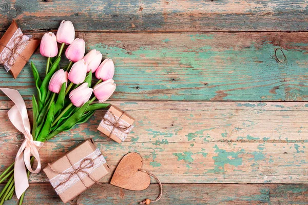 Bouquet Tulipani Rosa Con Regali Cuore Tavole Turchesi Legno Squallido — Foto Stock
