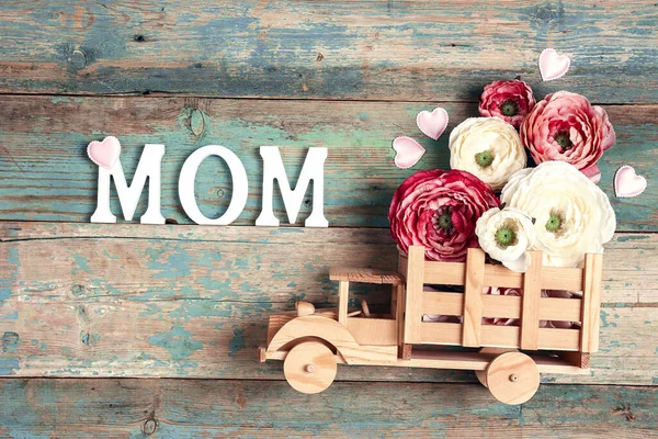 Camión Juguete Madera Con Flores Peonías Parte Posterior Palabra Mom —  Fotos de Stock