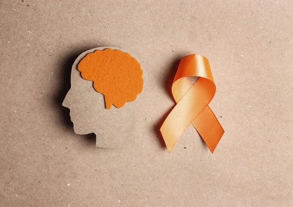 Världsdagen För Multipel Skleros Orange Medvetenhet Band Och Hjärna Symbol — Stockfoto